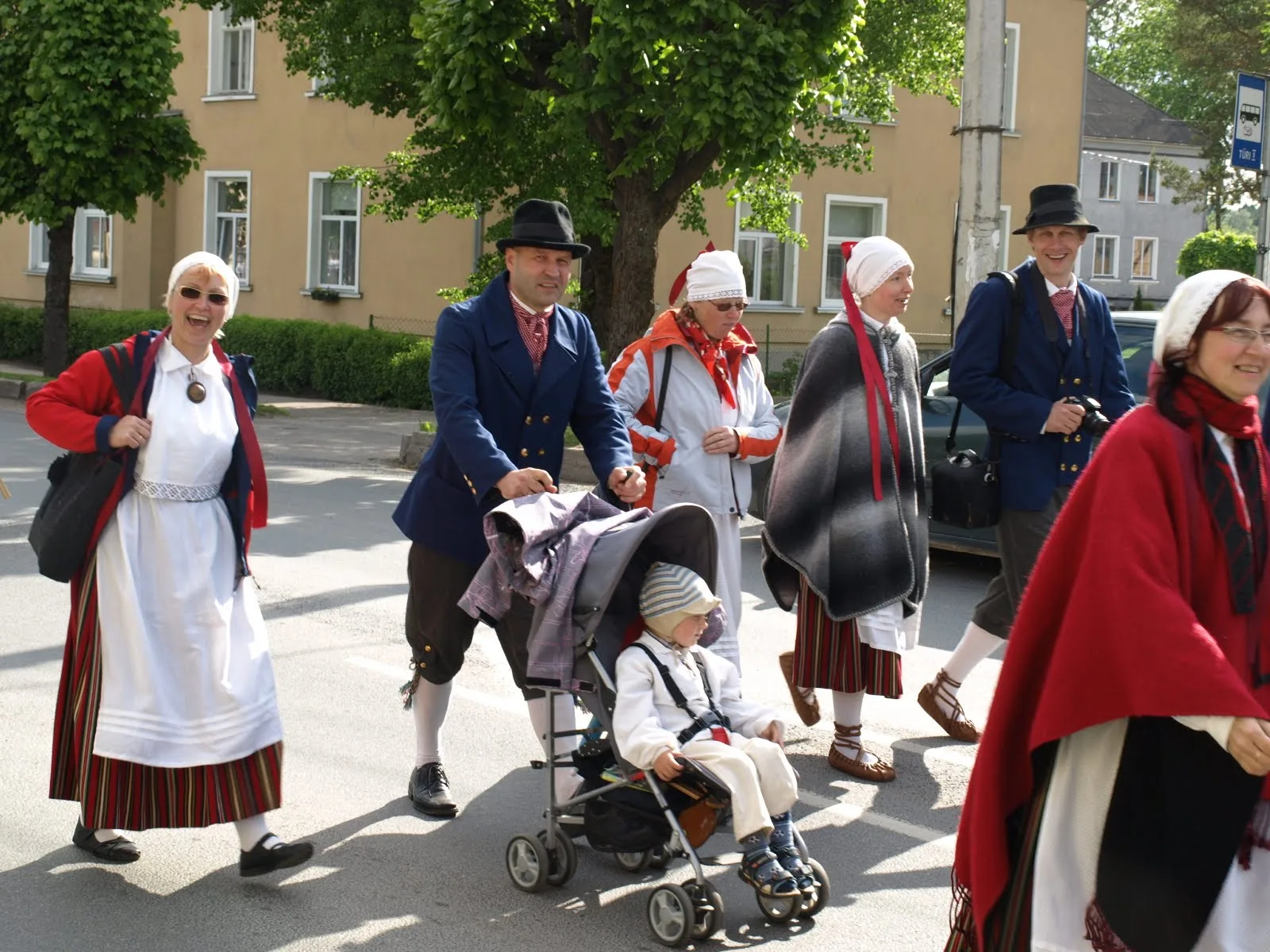 Kakerdaja rongkäigus rahvarõivastes